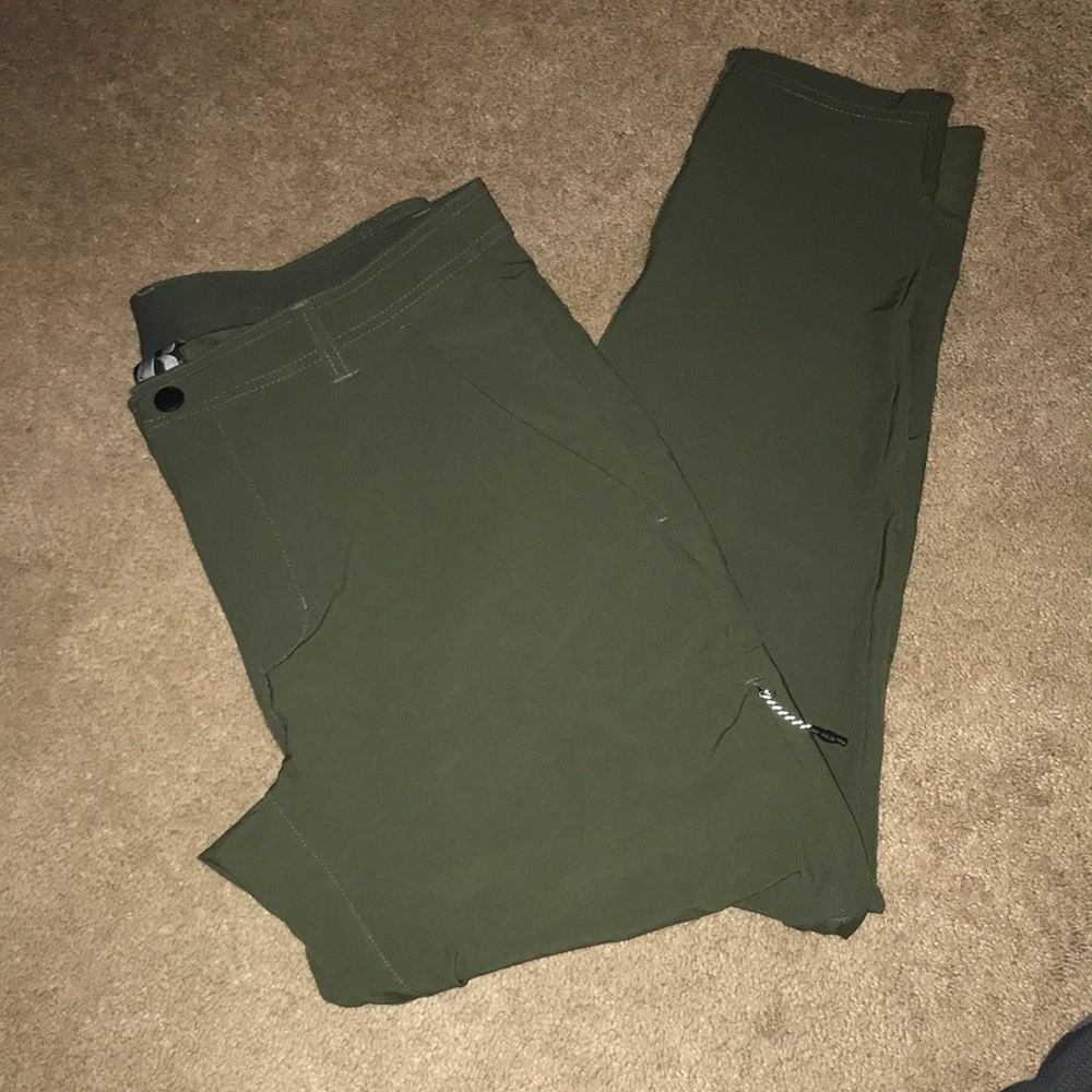 NWOT Mens Russel hiking pants hunter green size medium (32-34) light & comfy
